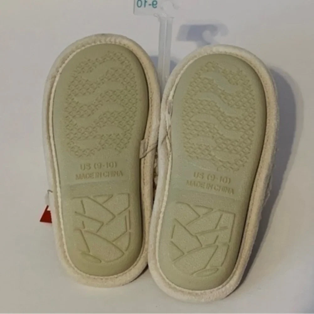 NWT. WONDERSHOP Kids’ Bear Slippers